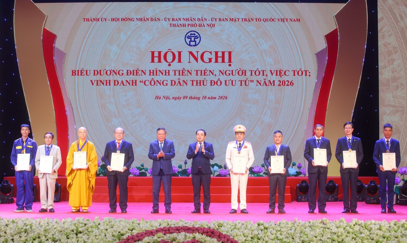 Đồng chí Trần Đức Thắng, Ủy viên Bộ Chính trị, Bí thư Thành ủy Hà Nội cùng đồng chí Nguyễn Văn Phong, Phó bí thư Thành ủy Hà Nội trao Bằng chứng nhận, vinh danh 9 "Công dân Thủ đô ưu tú" năm 2026